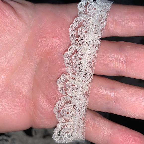 20 Yards of Beige Lace Trim 1/2 inch - Picture 3 of 4